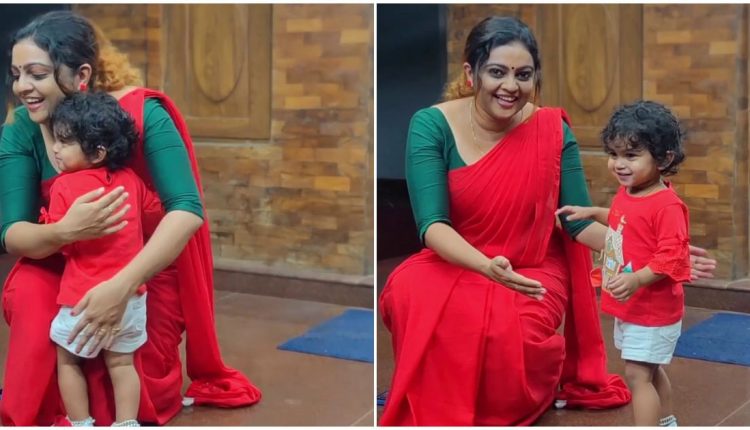 Aswathi-Sreekanth-with-daughter-kamala