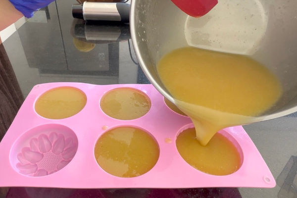 Bath-Soap-Making-Using-Coconut-Oil